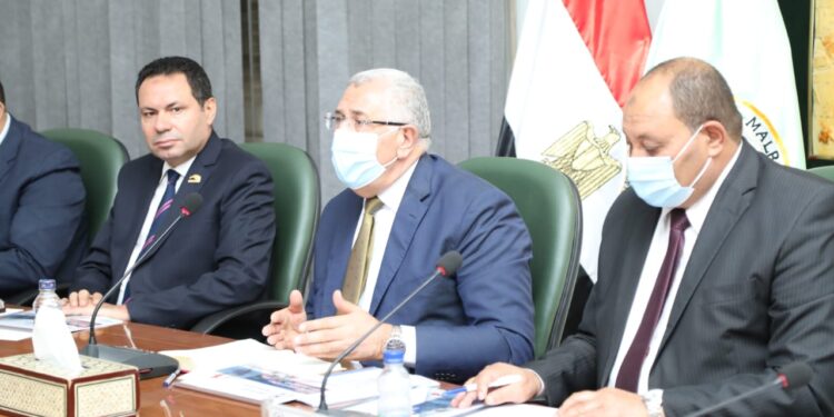 وزير الزراعة يبحث كيفية النهوض بصناعة الدواجن وتشجيع الاستثمار الداجني 1 صناعة الدواجن