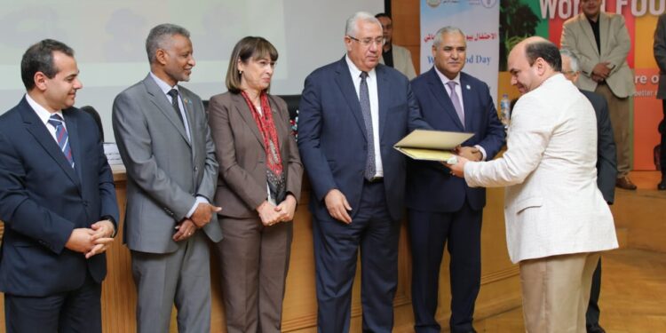 وزير الزراعة والفاو يكرمان رئيس مركز معلومات التغيرات المناخية 1 التغيرات المناخية