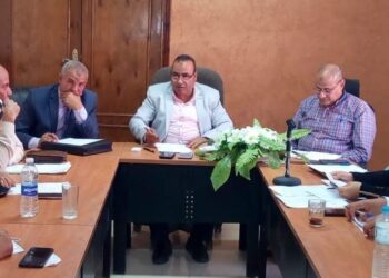 مكافحة دودة الحشد الخريفية ومواجهة التعديات في اجتماع بزراعة الفيوم