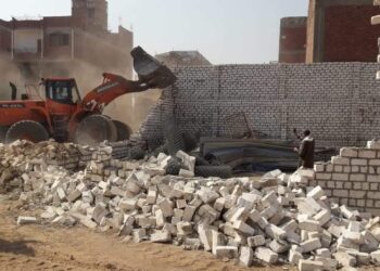 زراعة المنيا تزيل حالة تعد على الأراضي الزراعية ببندر ملوي