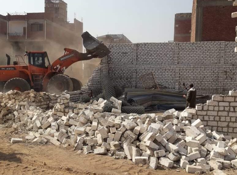 زراعة المنيا تزيل حالة تعد على الأراضي الزراعية ببندر ملوي