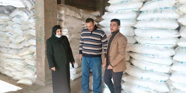 توزيع الأسمدة للمزارعين