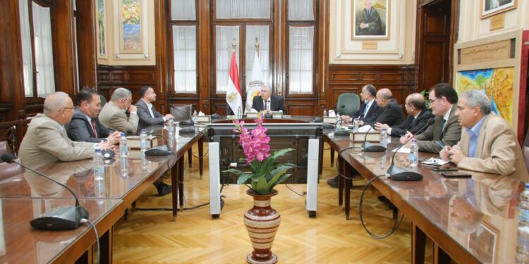 وزير الزراعة يبحث مع اتحاد النحالين كيفية النهوض بصناعة عسل النحل 1 اتحاد النحالين