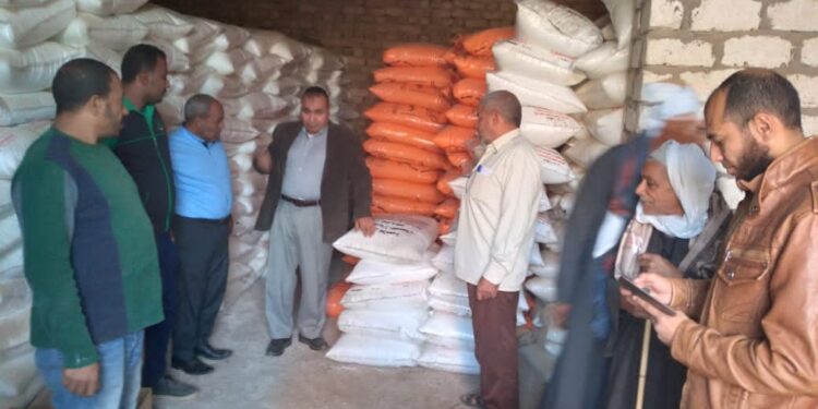 جولات ميدانية لوكيل زراعة الفيوم لمتابعة توزيع الأسمدة للمزارعين 1 جولات ميدانية لوكيل زراعة الفيوم لمتابعة توزيع الأسمدة للمزارعين