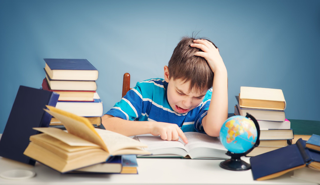 أستاذ تخاطب يوضح طرق التعامل مع الطفل الرافض للمذاكرة 1 الطفل الرافض للمذاكرة