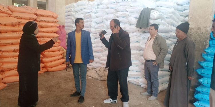 وكيل زراعة أسيوط تتابع صرف الأسمدة للمزارعين بمركز البداري 1 صرف الأسمدة للمزارعين