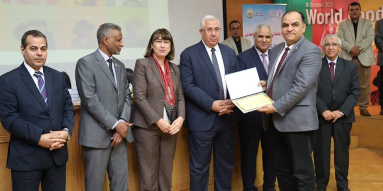 القصير والفاو يكرمان د. أحمد العطار رئيس الحجر الزراعي 1 تكريم الدكتور أحمد العطار رئيس الحجر الزراعي