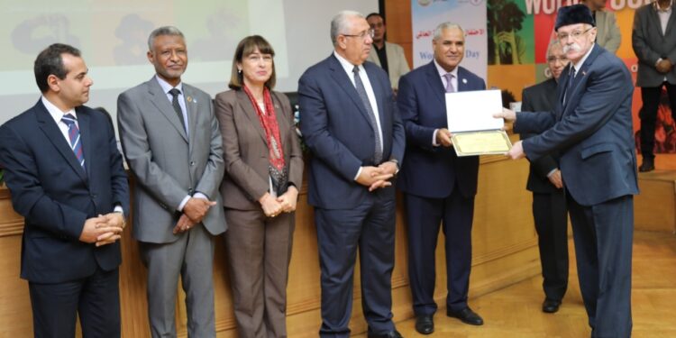 "القصير" والفاو يكرمان د.حاتم كمال مدير الطب البيطري بالغربية 1 تكريم د.حاتم كمال مدير الطب البيطري بالغربية