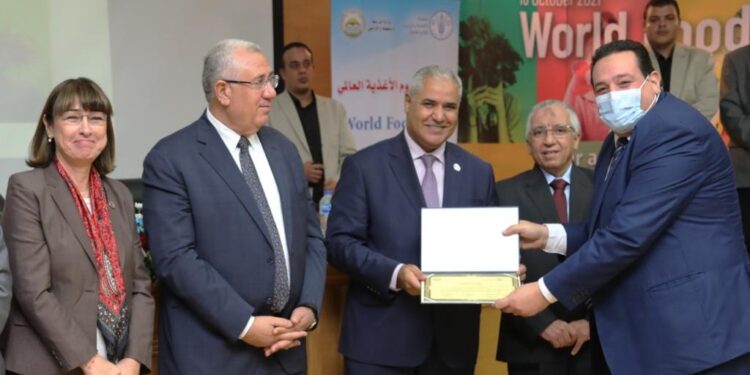 "القصير" والفاو يكرمان د. على حزين رئيس جهاز التنمية الشاملة 1 د. على حزين رئيس جهاز التنمية الشاملة