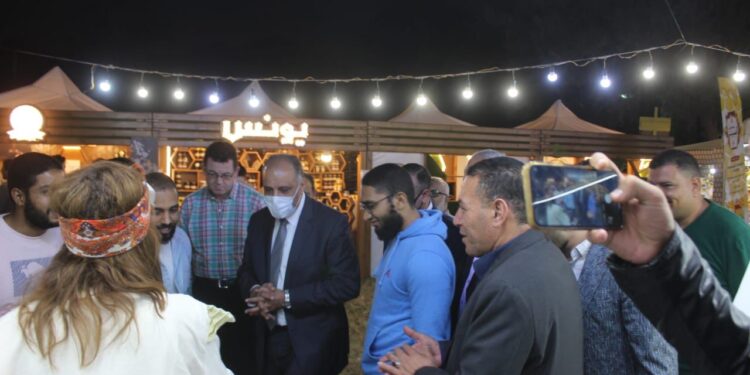 "عزوز" يتفقد مهرجان العسل المصري .. وإقبال كثيف من المواطنين (صور) 1 “عزوز” يتفقد مهرجان العسل المصري .. وإقبال كثيف من المواطنين (صور)