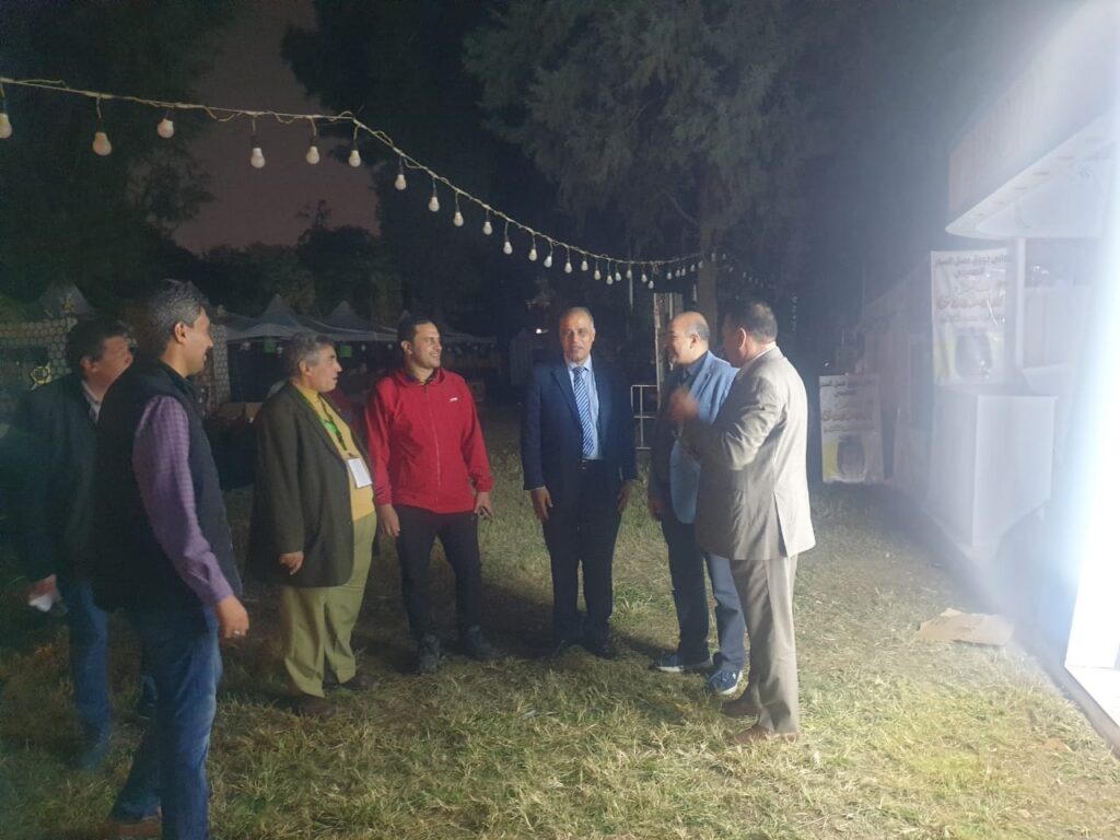 د. علاء عزوز رئيس قطاع الإرشاد الزراعي خلال تفقده استعدادات مهرجان العسل بحديقة الأورمان