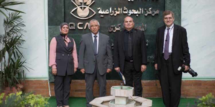 رئيس مركز البحوث الزراعية ورئيس"إيكاردا" يتفقدان معمل متبقيات المبيدات 1 معمل متبقيات المبيدات