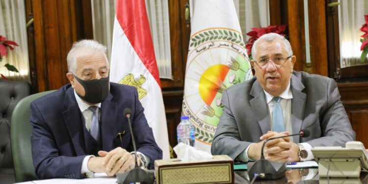 القصير وفودة يبحثان دفع عجلة التنمية الزراعية في محافظة جنوب سيناء 1 عجلة التنمية الزراعية