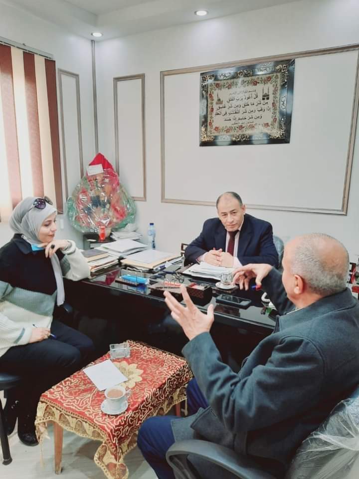د. حسني عطية خلال استقبال مدير عام مكافحة الآفات بمنطقة القناة وسيناء