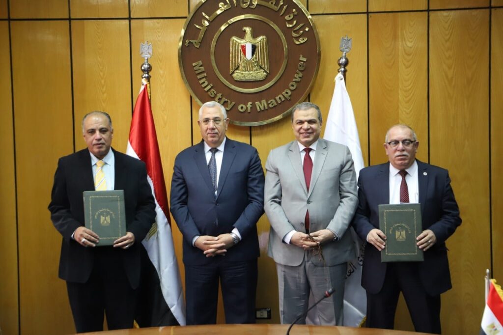 «القصير وسعفان» يشهدان توقيع بروتوكول تعاون لرعاية العاملين في القطاع الزراعي 12 رعاية العاملين بالقطاع الزراعي