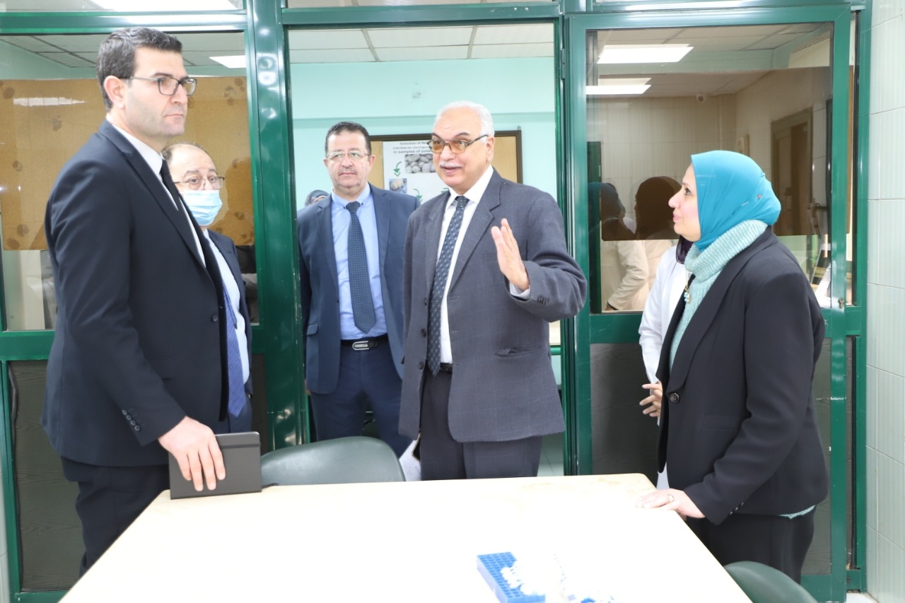وزير الزراعة اللبناني يزور معامل مشروع مكافحة العفن البني في البطاطس 12 وزير الزراعة اللبناني يستمع لشرح من د. عباش الشناوي