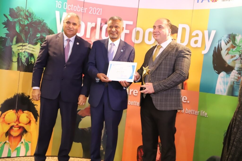 الإعلامي سامح عبدالهادي خلال تكريمه من الفاو