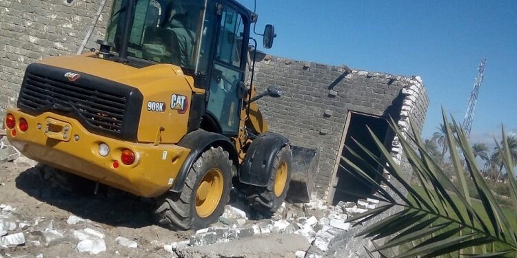 وكيل زراعة الفيوم: حملات إزالة التعديات على الأراضي الزراعية مستمرة 1 جانب من عملية إزالة التعديات على الأراضي الزراعية