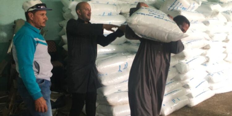 توزيع الأسمدة للمزارعين