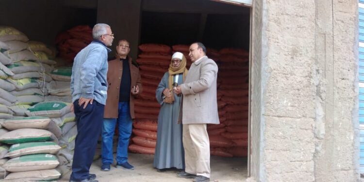 جولات ميدانية لوكيل زراعة الفيوم لمتابعة توفير الأسمدة للمزارعين 1 توفير الأسمدة للمزارعين
