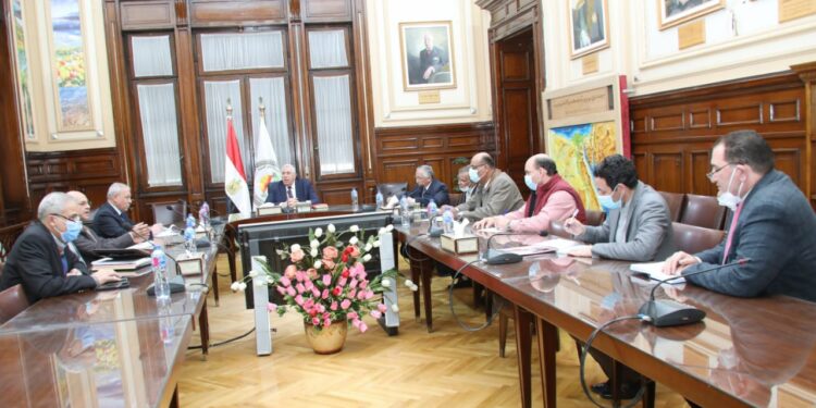 وزير الزراعة يبحث تنفيذ تكليفات الرئيس للنهوض بمحصول قصب السكر 1 قصب السكر