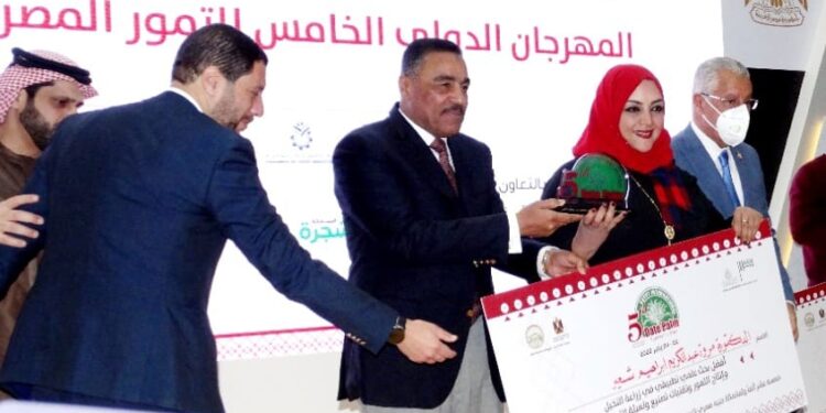 باحثة بتكنولوجيا الأغذية تحصد جائزة "خليفة" لأفضل بحث تطبيقي في مجال التمور 1 باحثة بتكنولوجيا الأغذية