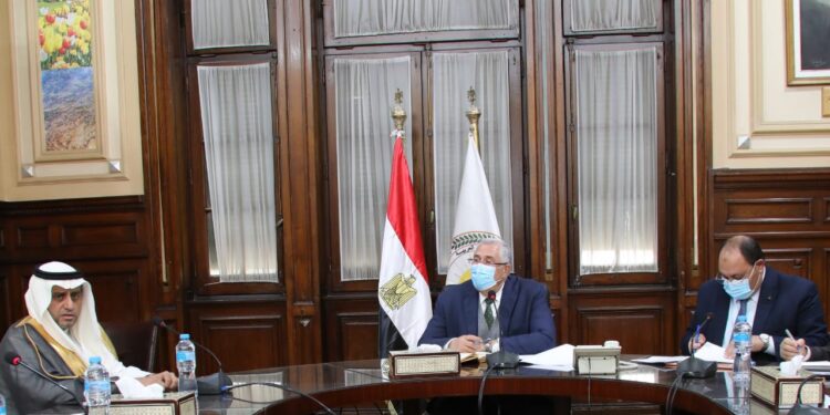 وزير الزراعة يبحث فرص الاستثمار الزراعي في مصر مع وفد المجلس الاقتصادي العربي الأفريقي 1 وزير الزراعة يبحث فرص الاستثمار الزراعي في مصر مع وفد المجلس الاقتصادي العربي الأفريقي