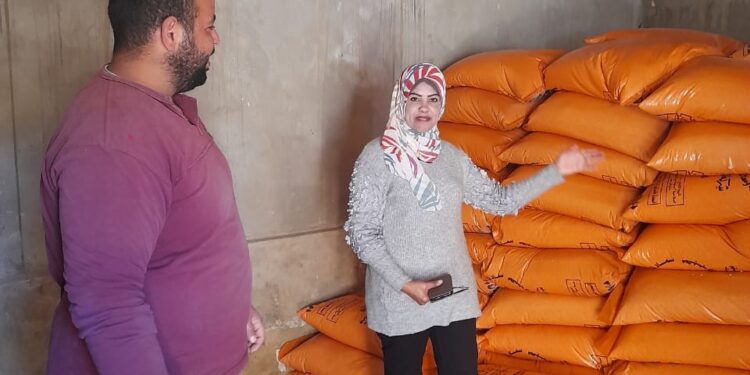 جولة مفاجئة لوكيل زراعة السويس لمتابعة صرف الأسمدة بالجمعيات