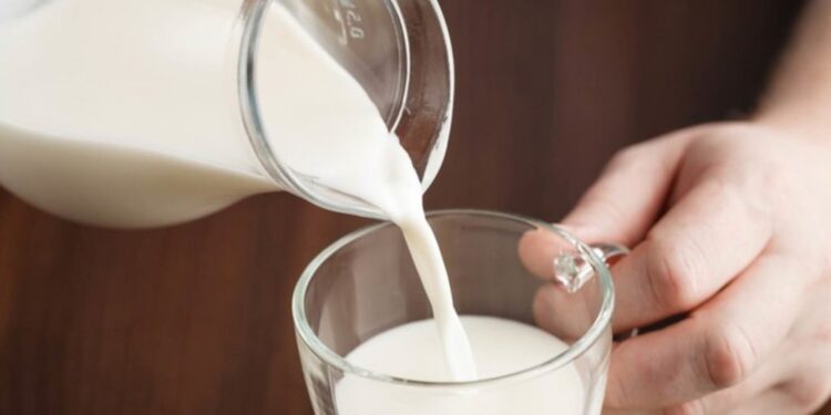 د. وفاء سلامة توضح طرق الكــشـف عن غش اللبن 1 غش اللبن