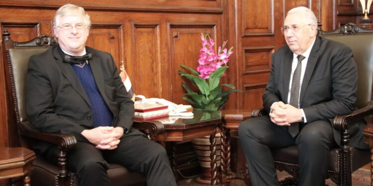 وزير الزراعة يبحث مع ممثل جامعة فلوريدا الأمريكية تخفيض أسعار شتلات الفراولة 1 وزير الزراعة