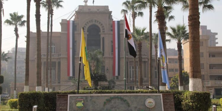 وزير الزراعة يهنئ "بحوث الصحراء" لاختياره من أفضل المراكز البحثية في الشرق الأوسط وشمال إفريقيا 1 وزير الزراعة