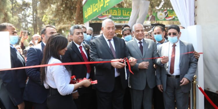 وزير الزراعة ومحافظ الجيزة يفتتحان معرض للسلع والمنتجات الغذائية ومهرجان التمور 1 وزير الزراعة ومحافظ الجيزة يفتتحان معرض للسلع والمنتجات الغذائية ومهرجان التمور