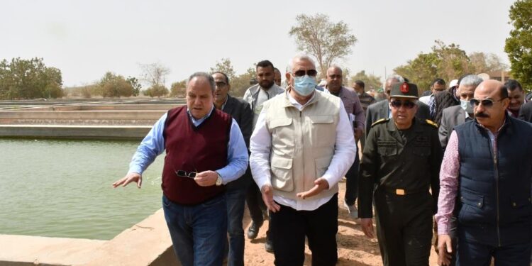 وزير الزراعة ومحافظ أسوان يتفقدان مفرخ جرف حسين السمكي 1 وزير الزراعة