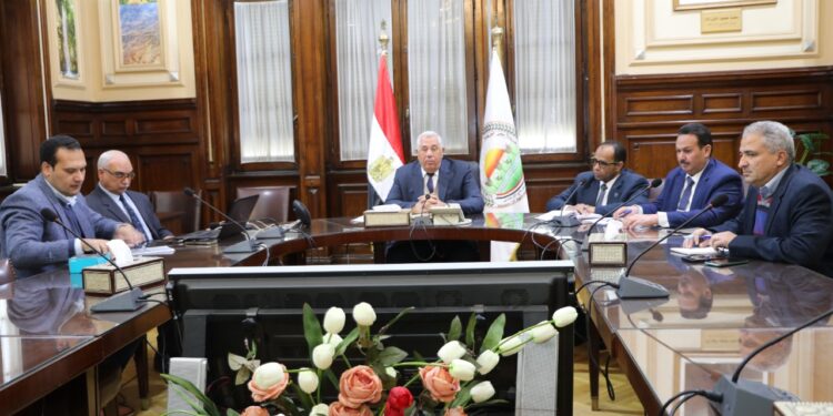 وزير الزراعة يعقد اجتماعا مع مديري المديريات لبحث الاستعداد لموسم توريد القمح 1 وزير الزراعة