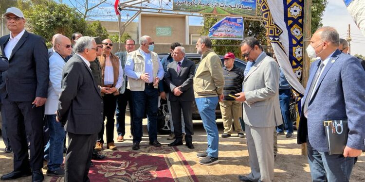 وزير الزراعة ومحافظ أسوان يتفقدان أول محطة لإنتاج شتلات قصب السكر بكوم أمبو 1 وزير الزراعة