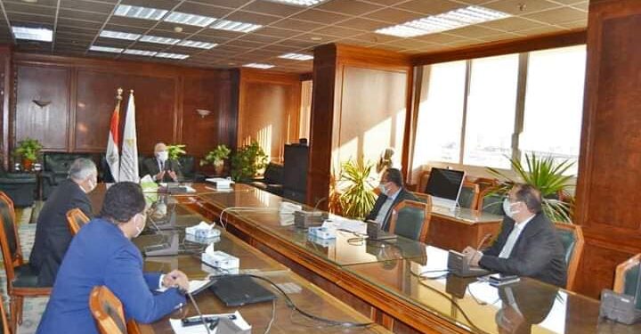 وزير الري يعقد اجتماعا لمتابعة الموقف النهائي لتأهيل الترع والمساقي 1 وزير الري