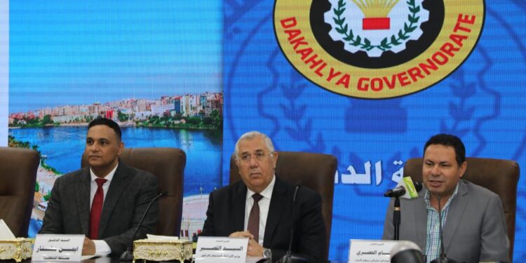 وزير الزراعة يشدد على التواصل الدائم والمستمر مع المزارعين 1 وزير الزراعة