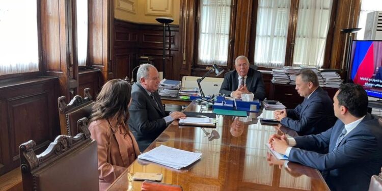 "القصير" يبحث مع مدير شركة القناة للسكر موقف استصلاح وزراعة 180 ألف فدان بالمنيا 1 شركة القناة للسكر