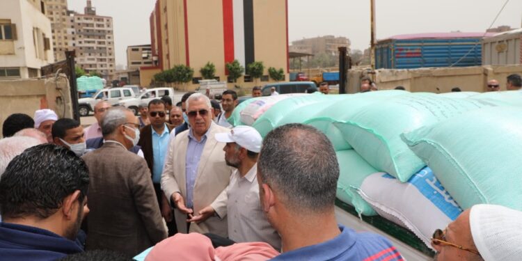 توريد القمح .. وزير الزراعة ومحافظ القليوبية يتفقدان مطحن بنها 1 توريد القمح