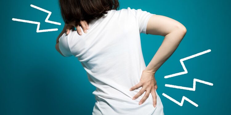 آلام أسفل الظهر.. أسباب ارتفاع حدتها في الصباح وروشتة العلاج 1 آلام أسفل الظهر