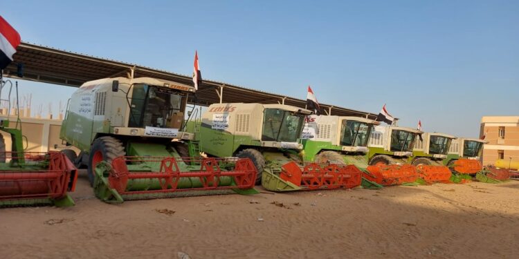 الزراعة: قطاع الزراعة الآلية يشارك في حصاد القمح بأحدث المعدات والآلات 1 قطاع الزراعة الآلية