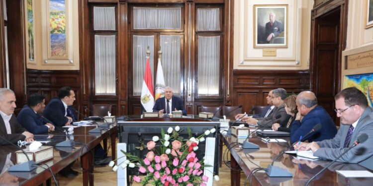 وزير الزراعة يوجه بتكثيف تواجد المرشدين الزراعيين مع المزارعين على أرض الواقع 1 وزير الزراعة