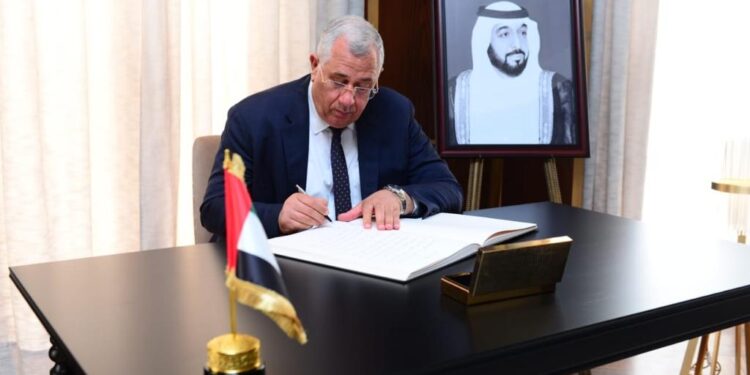 وزير الزراعة يقدم واجب العزاء في وفاة الشيخ خليفة بن زايد آل نهيان رئيس دولة الإمارات 1 وزير الزراعة يقدم واجب العزاء في وفاة الشيخ خليفة بن زايد آل نهيان رئيس دولة الإمارات