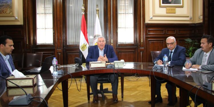 توريد القمح .."القصير" يتابع مع مديري المديريات عمليات الحصاد و التوريد ويشيد بالفلاحين 1 توريد القمح