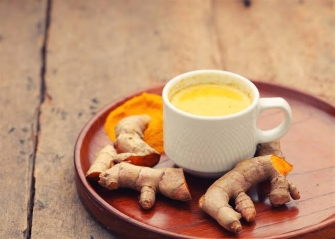 تعرف على طريقة علاج القولون العصبي بالأعشاب 14 شاي الكركم