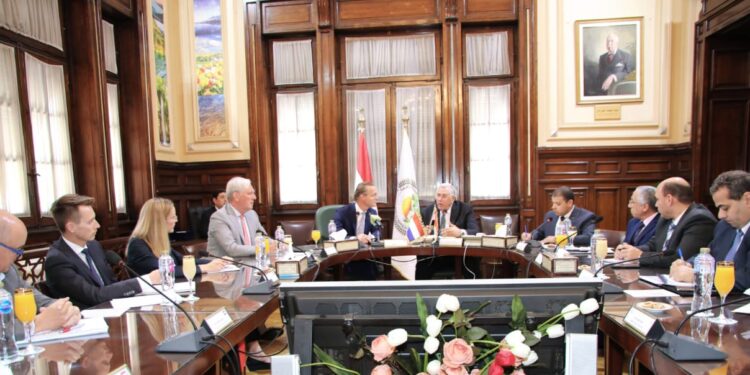 وزير الزراعة يبحث مع مبعوث مملكة هولندا للمناخ تأثير التغيرات المناخية على الزراعة 1 وزير الزراعة