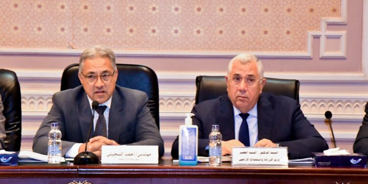 وزير الزراعة: الرئيس السيسي وجه باتخاذ كافة الاجراءات لمنع التعديات على الأراضي الزراعية 1 وزير الزراعة