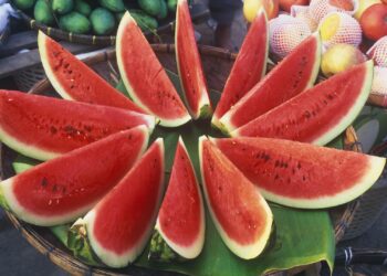 البطيخ والخوخ