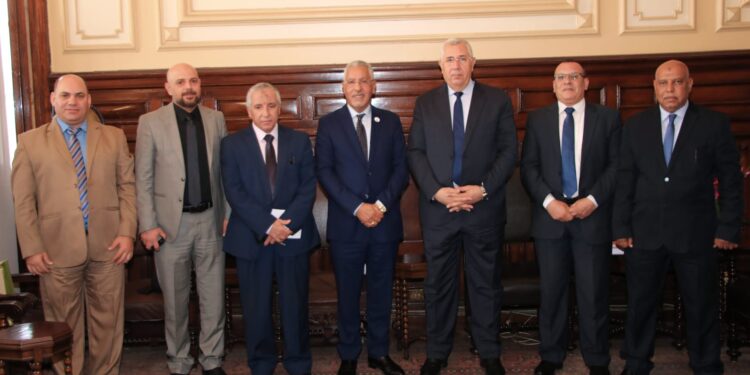 وزير الزراعة يبحث مع الأمين العام لجائزة خليفة للنخيل التعاون في مجال التغيرات المناخية 1 وزير الزراعة