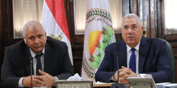 وزير الزراعة ومحافظ الوادى الجديد يبحثان الموقف التنفيذي لـ المشروعات الزراعية بالمحافظة 1 وزير الزراعة
